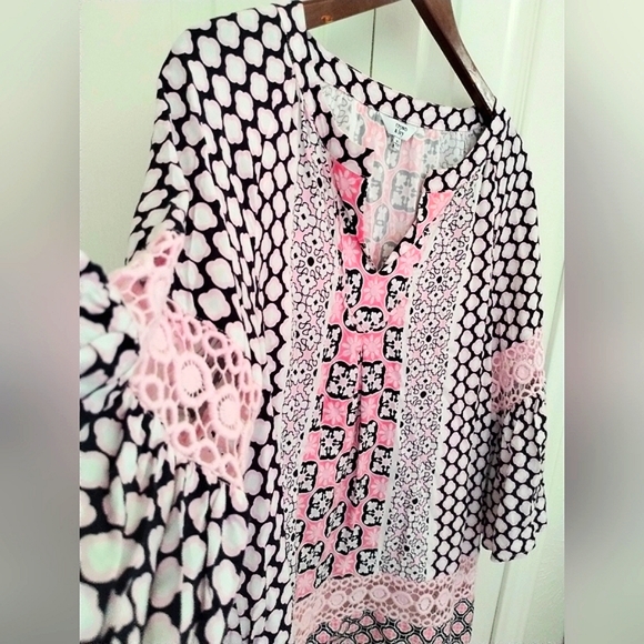 Pink Bell Sleeve Quatrefoil Floral Print Blouse - Picture 10 of 13